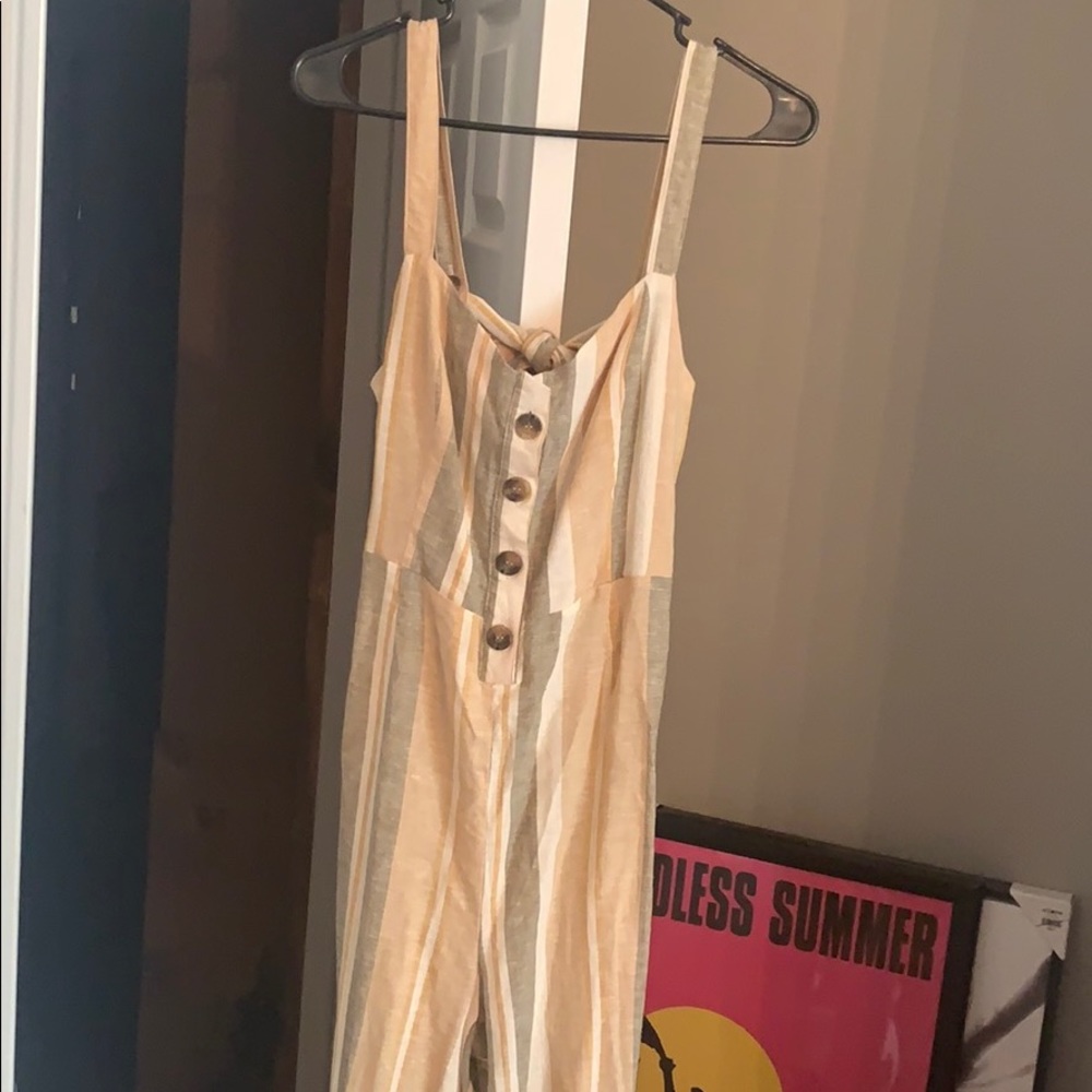 Jumpsuit never worn super cute